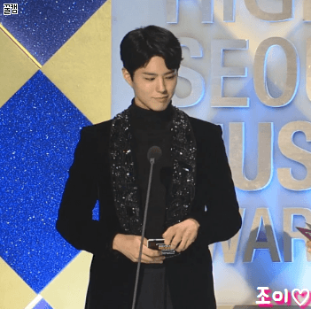 서가대 시상하러 나온 박보검 ㄷㄷ.gif | 인스티즈