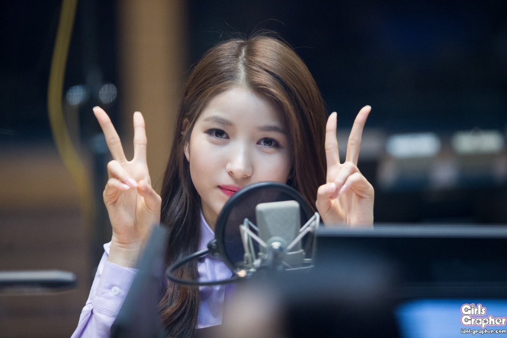 카메라 쳐다보는 여자친구 소원.JPG | 인스티즈