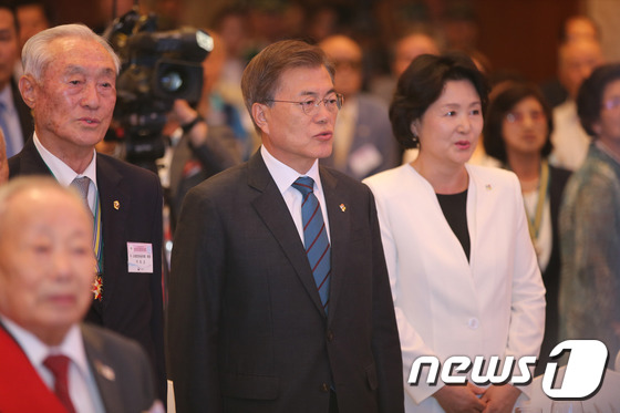 오늘자 6·25전쟁 67주년 참전유공자 위로연에 참석한 문재인 대통령 부부.jpg | 인스티즈