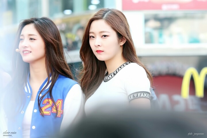 [프로듀스101] 팬이 부르자 쳐다보던 정은우.. 늦어서 후다닥 | 인스티즈