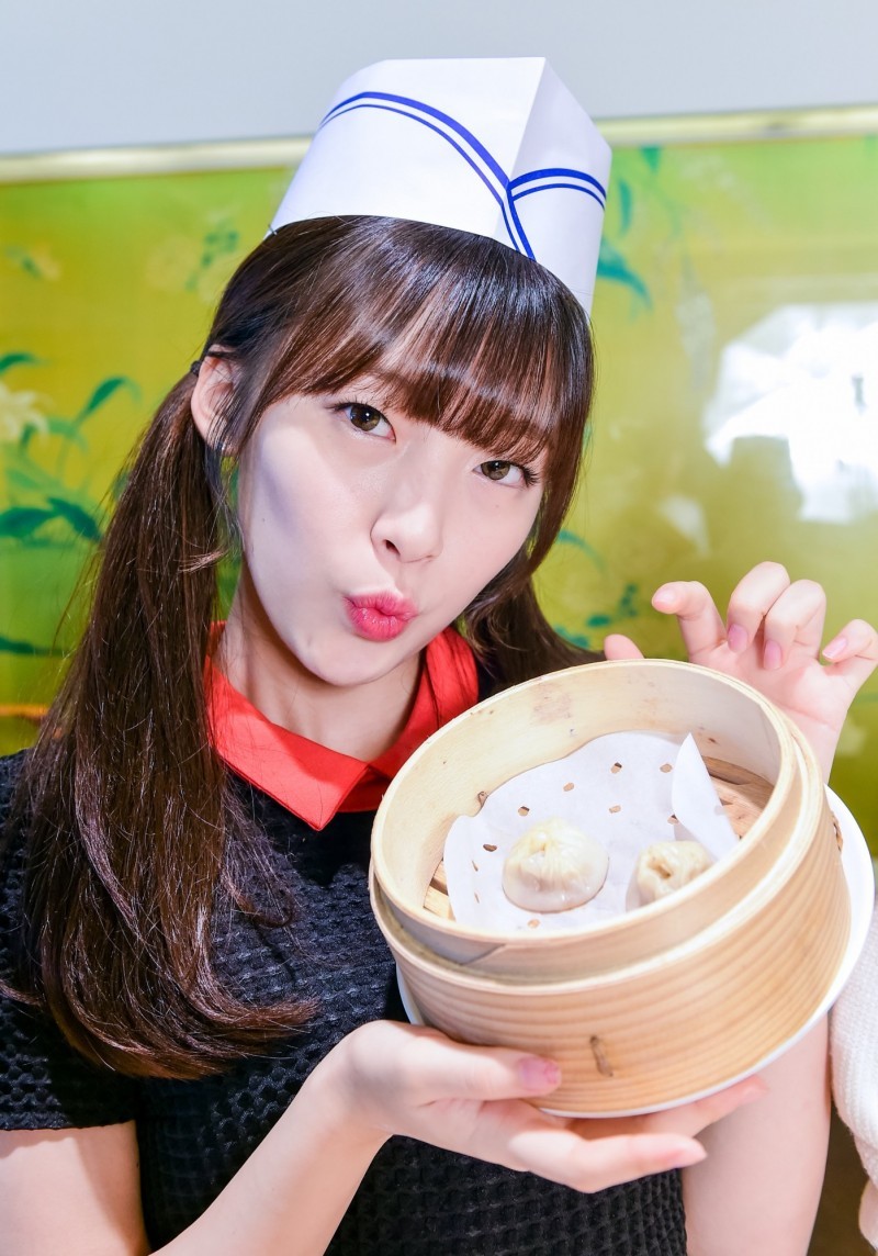 오마이걸 대만에서 만두 만들면서 찍은 사진들.JPG | 인스티즈