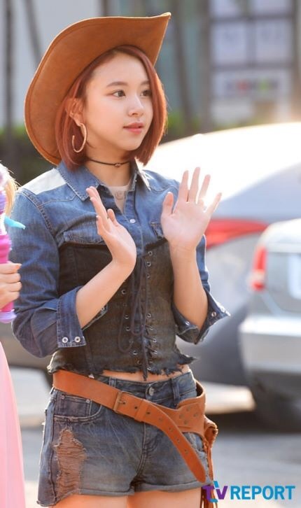 뮤비의상 입고 출근한 트와이스 | 인스티즈
