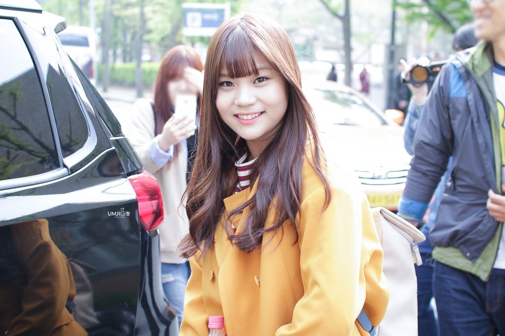 노란옷이 잘어울리는 여자친구 엄지.JPG | 인스티즈