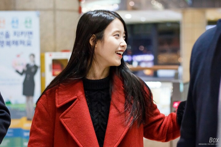 빨간 코트 코디한 아이유.jpg | 인스티즈