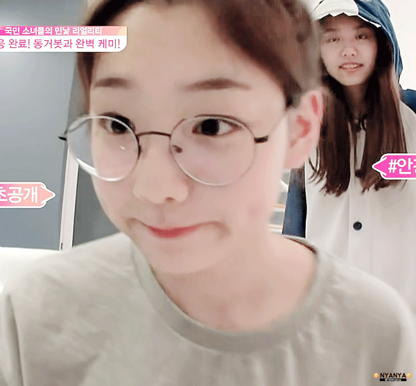 안경이 잘 어울리는 강미나 | 인스티즈