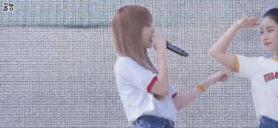마마무 무대 위 장난 모음.gif | 인스티즈