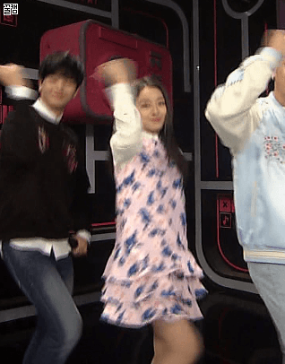 [인기가요] 어제자 이수민 MC컷.gif | 인스티즈