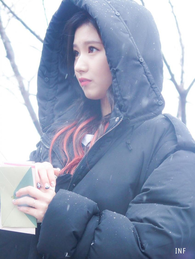 같은 장소 1년전 트와이스 사나와 1년후 사나 | 인스티즈