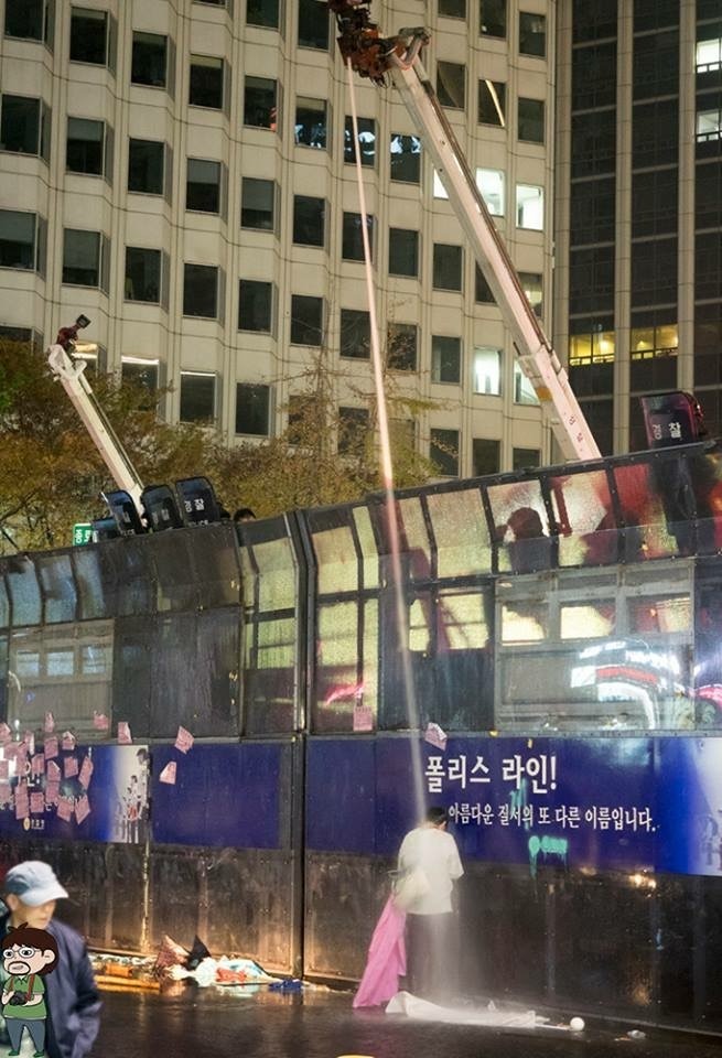 여성이었다. 그냥 저기 혼자 있었다 . 줄을 당기지도 않았다 | 인스티즈