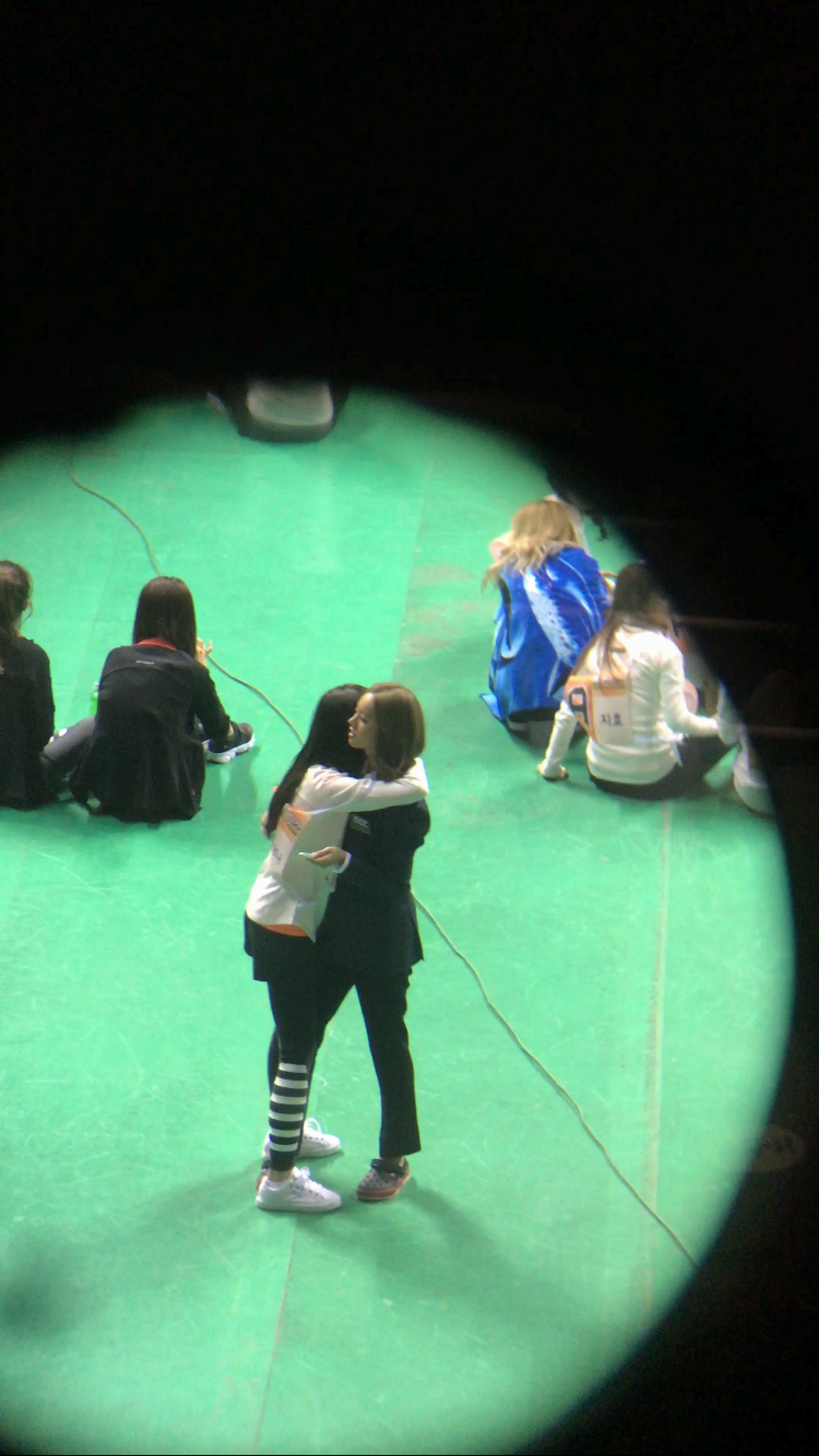 [트와이스] 아육대 보러 갔다가 졸지에 스나이퍼가 된 아이돌 덕후 ㅋㅋㅋ | 인스티즈