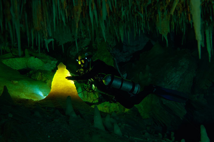 블루홀(BLUE HOLE) 이미지