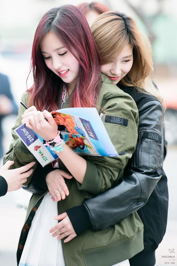 껴안는 미나+사나 | 인스티즈