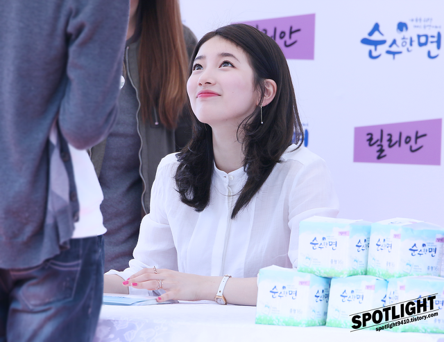 사인회에서 아이컨택 해주는 수지.gif | 인스티즈