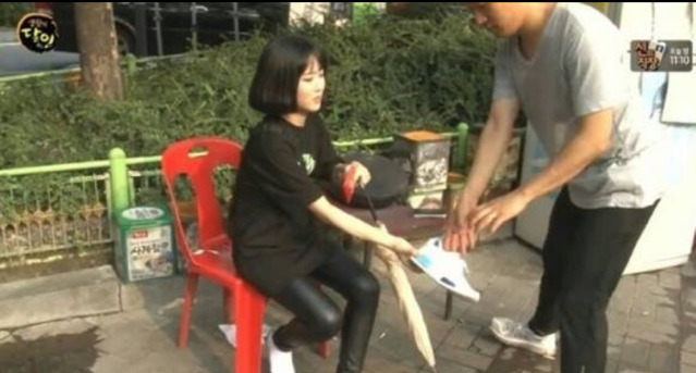 본인은 정품사고 여자친구는 짝퉁 사줬는데 길가다 생활의달인 (운동화 감별 달인)한테 걸림 | 인스티즈