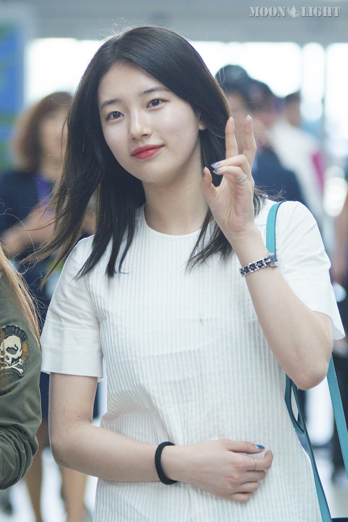공항에서 만난 어머님이 사진 찍자니까 포즈 취하는 수지 | 인스티즈