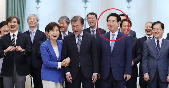 문대통령 팔짱 끼고 웃는 아내의 모습에 신임 장관의 반응 | 인스티즈