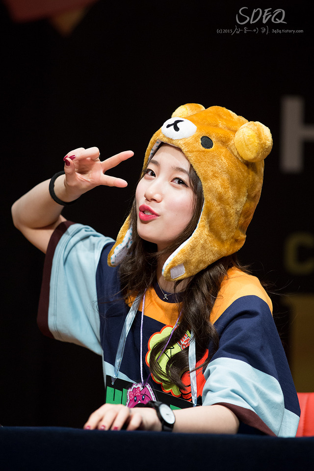 사인회에서 아이컨택 해주는 수지.gif | 인스티즈