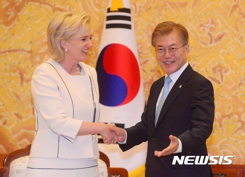 오늘자 문재인 대통령 아스트리드 벨기에 공주와 환담.jpg | 인스티즈