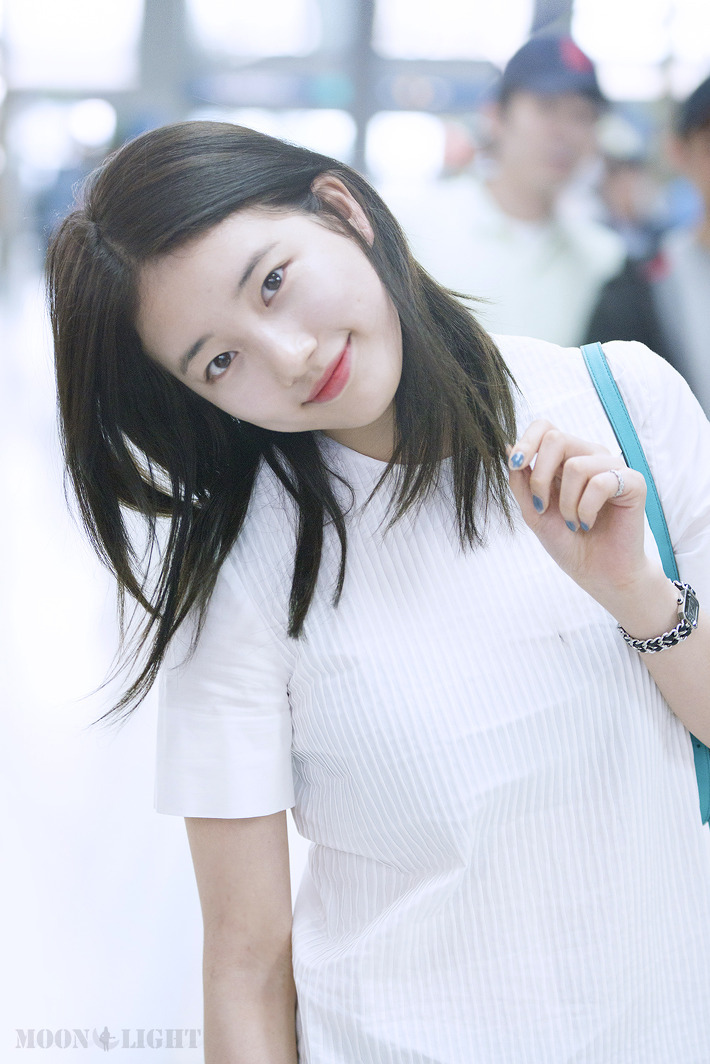 공항에서 만난 어머님이 사진 찍자니까 포즈 취하는 수지 | 인스티즈