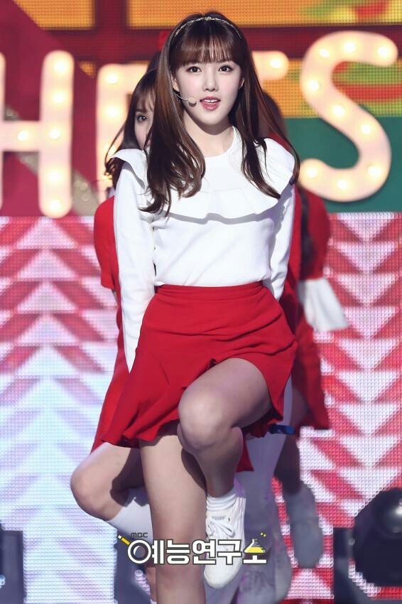 얼마 전 크리스마스기념 무대 한 여자친구.jpg | 인스티즈