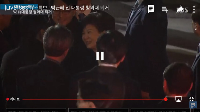 웃으면서 지지자들과 인사하는 박근혜씨 | 인스티즈