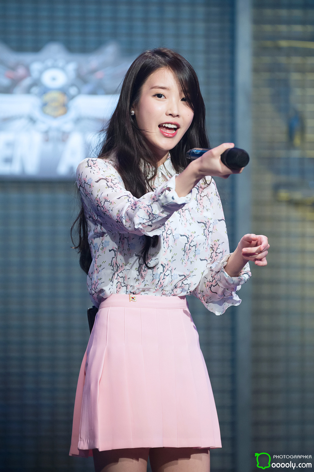[16.03.01] 서든어택 챔스리그 결승전 축하공연 아이유 직찍.jpg | 인스티즈