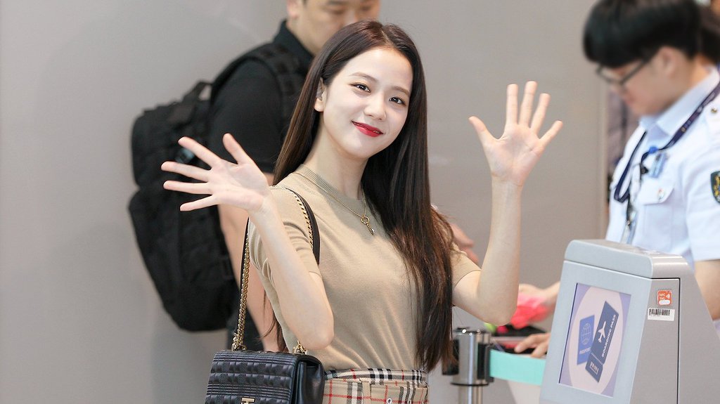 런던패션위크 참석하러 출국한 블랙핑크 지수.jpgif | 인스티즈