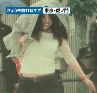 뉴스에서 비를 피하는 일본녀.gif | 인스티즈