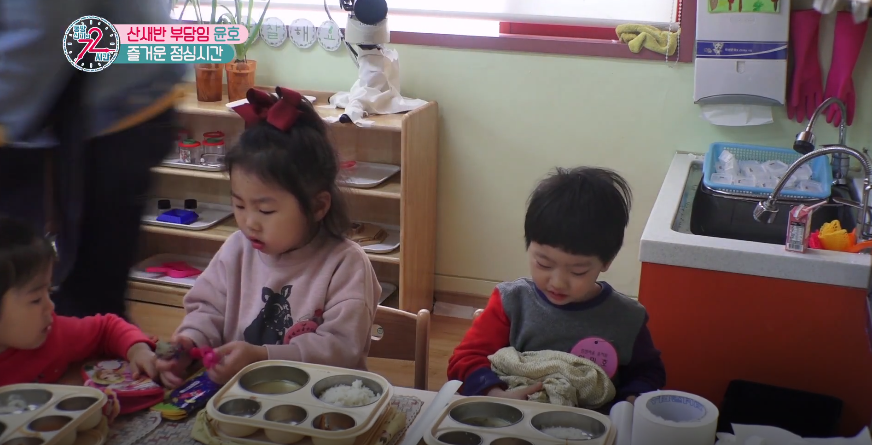 유치원에 온지 3일밖에 안되서 애착 물건 가지고 다니는 꼬마 애기.JPG | 인스티즈