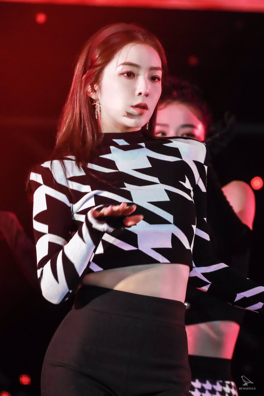 검정 머리띠한 아이린.jpgif | 인스티즈