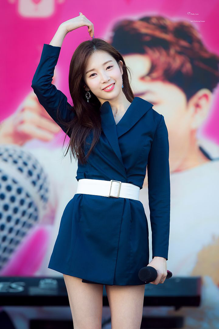 [에이프릴] 일 하다가 잠깐 쉬는 시간이 되서 채경이 | 인스티즈