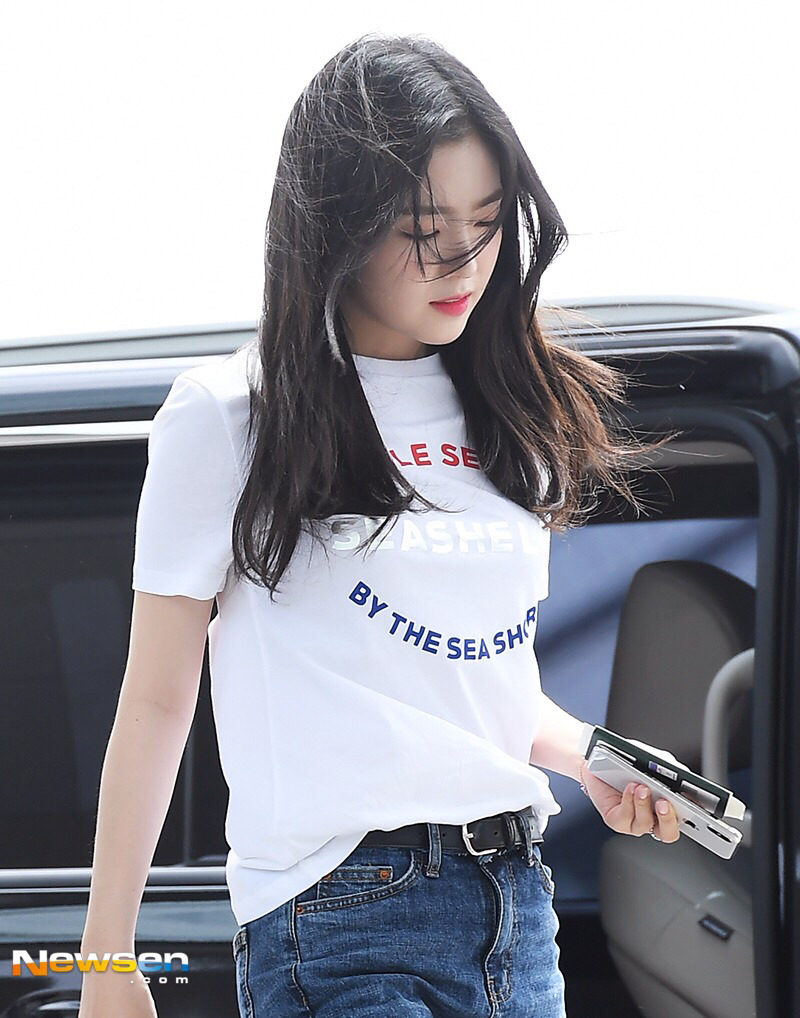 바람 부는 공항의 아이린.jpg | 인스티즈