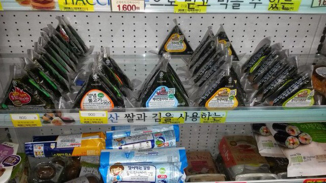 삼각김밥 먹을때 전자레인지에 데워서 먹는다11 그냥 먹는다22.jpg | 인스티즈