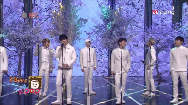 스탠딩 마이크 작살내는 비투비 일훈(피해자 은광).gif | 인스티즈