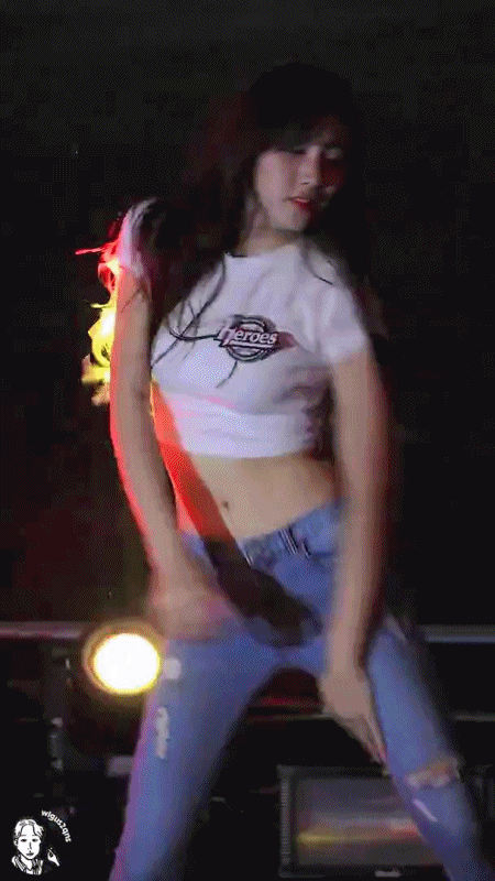 흰티에 스키니진입은 치어리더 안지현.gif | 인스티즈