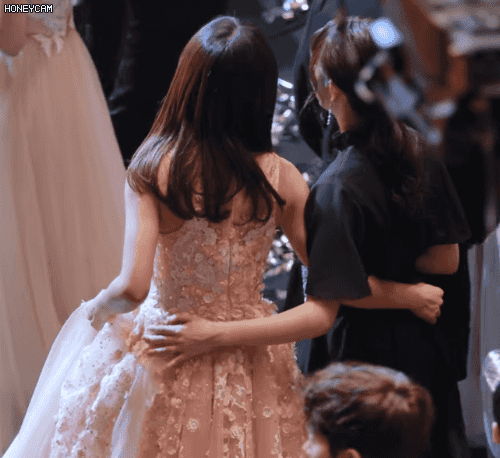 시상식에서 만난 김세정과 김소혜.gif | 인스티즈