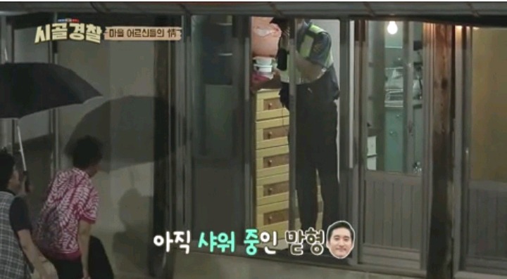 곧 끝난다는 시골경찰위해 복날맞이 잔치 해주신 마을 어르신들 | 인스티즈