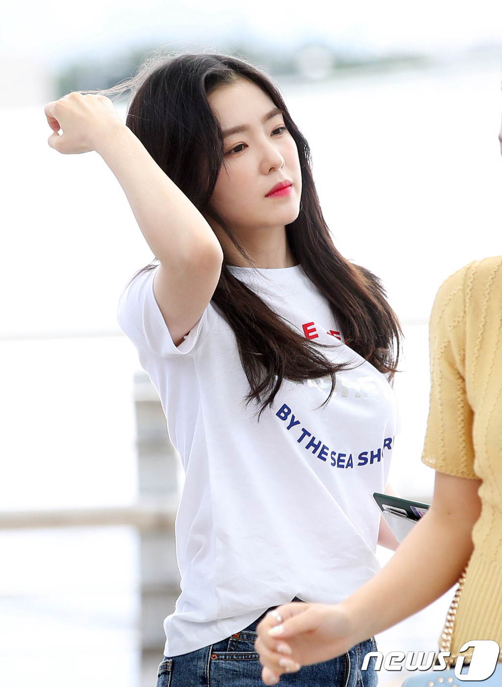 바람 부는 공항의 아이린.jpg | 인스티즈