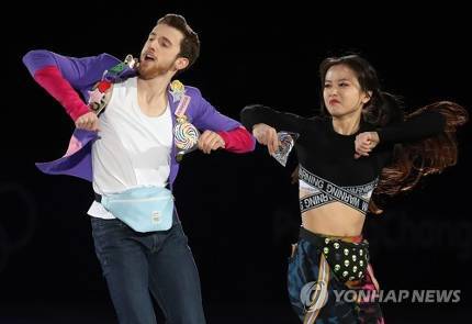 폐막식에서 안경선배와 민유라 .jpg | 인스티즈