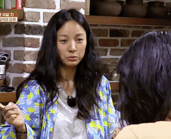 양갱 먹다 혀 씹은 아이유.gif | 인스티즈
