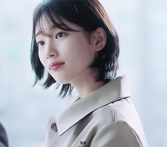 [당잠사] 연고 발라주는 수지.gif | 인스티즈