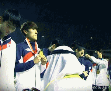 메달 맛보는 선수들 gif | 인스티즈