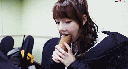 빵을 좋아하는 여자친구 예린이.gif | 인스티즈