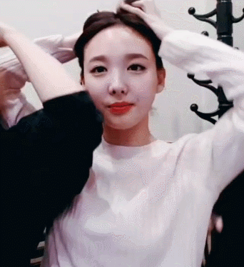 머리묶는 나연이 | 인스티즈
