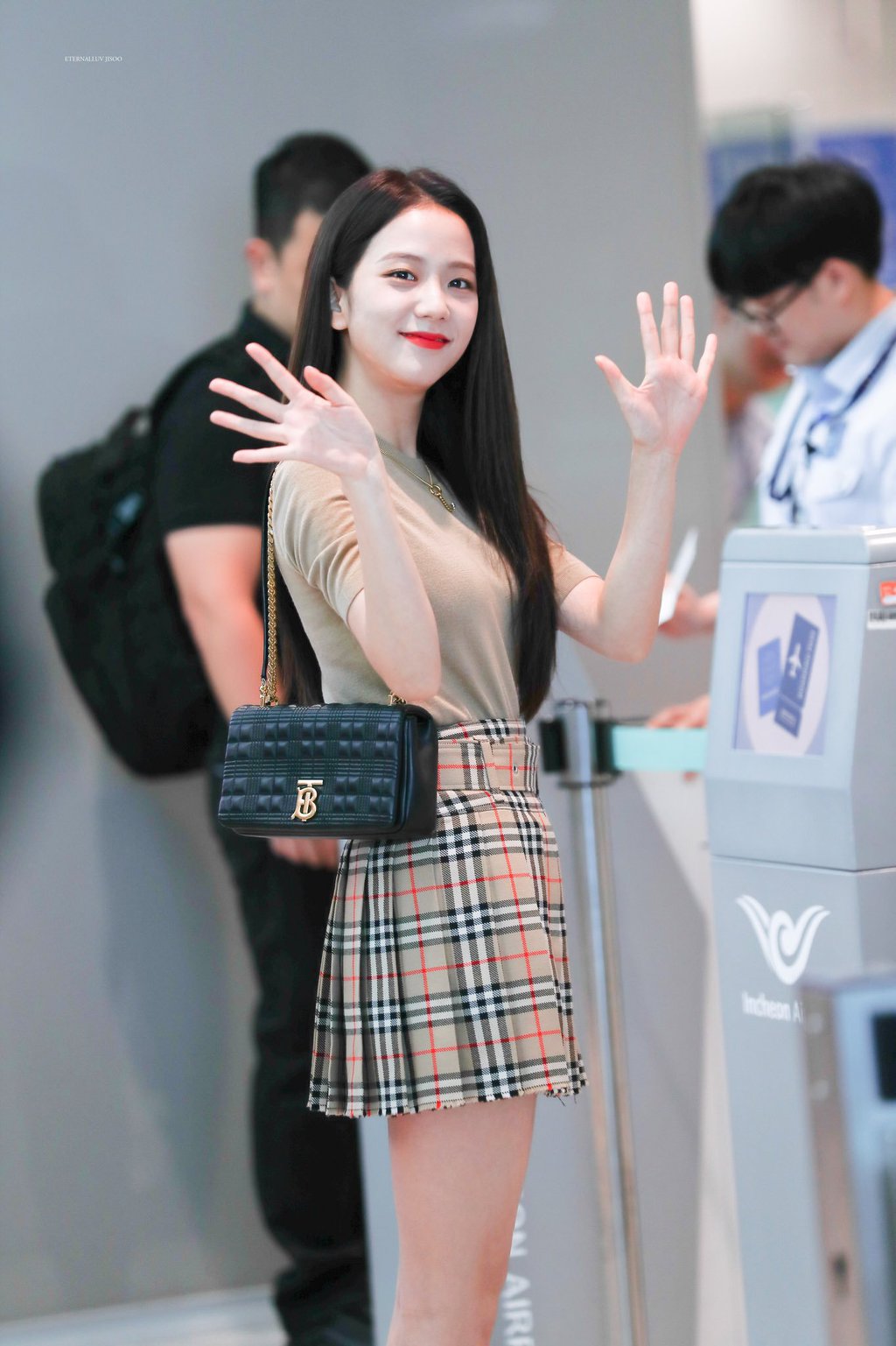 런던패션위크 참석하러 출국한 블랙핑크 지수.jpgif | 인스티즈