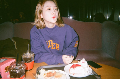 김새론과 바닷가에 간 예리.jpg | 인스티즈