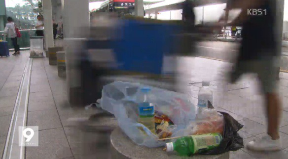 후진국민성 제대로 보여주는 인천공항 이용객들.jpg | 인스티즈
