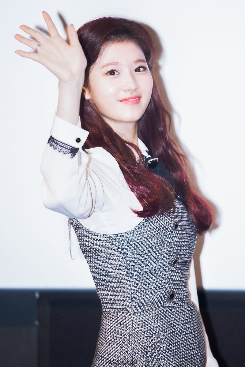 무대인사도는 배우 김사나양.gif | 인스티즈