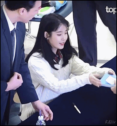 팬 사인회中 빵 터진 아이유 gif | 인스티즈