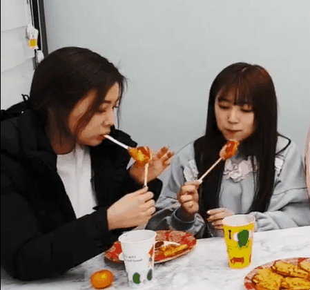아이즈원) 먹방 강혜원-나코 엄마와 딸 캐미.gif | 인스티즈